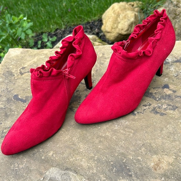 Covington red faux suede heeled booties size 7 M with ruffle at ankle side zip - Picture 2 of 14